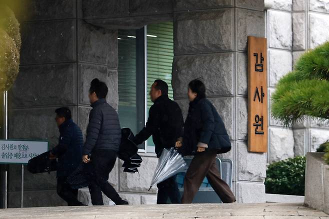 감사원 직원들이 점심식사를 마친 뒤 감사원 청사 안으로 들어가고 있다. 김혜윤 기자 unique@hani.co.kr