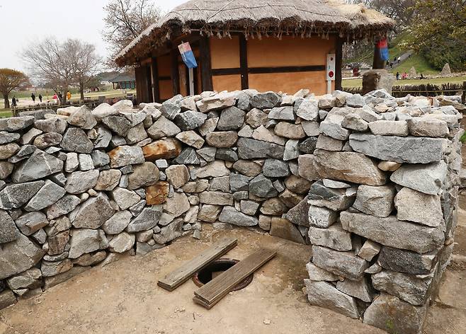 해미읍성에는 복원된 옛 가옥 모습을 볼 수 있다. 재현한 화장실. 박미향 기자