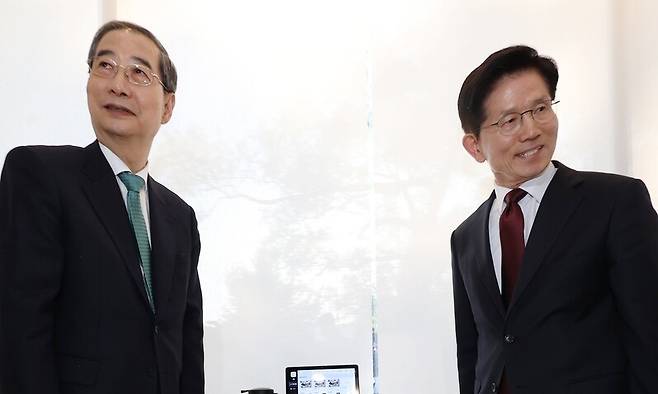 한덕수 무소속 대통령 후보와 김문수 국민의힘 대통령 후보가 7일 서울 종로구의 한 식당에서 후보 단일화 관련 회동을 하고 있다. 연합뉴스