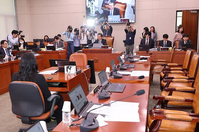 지난 7일 국회에서 열린 법제사법위원회 전체회의에서 국민의힘 의원들이 퇴장한 가운데, 정청래 위원장이 의사봉을 두드리고 있다. 연합뉴스