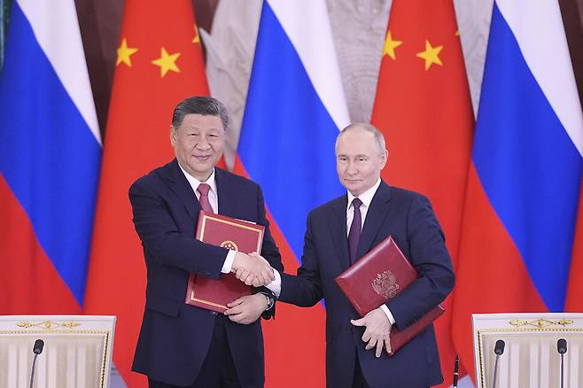 블라디미르 푸틴 러시아 대통령과 시진핑 중국 국가주석이 8일(현지시각) 정상회담 뒤 양국 관계를 더욱 심화하자는 공동성명을 채택했다. 모스크바/AP 연합뉴스