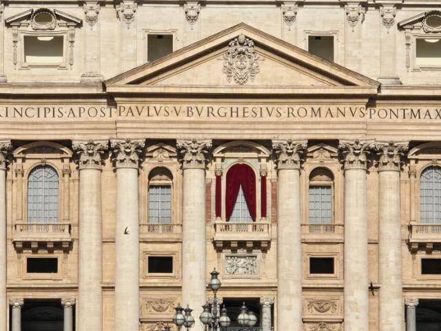 7일 바티칸 성 베드로 대성당 발코니 창문에 자주색 천이 걸려 있다. 새 교황은 이곳에서 대중을 향해 첫 메시지를 낼 예정이다. 자주색은 교황 상징 색이다. 바티칸=신은별 특파원