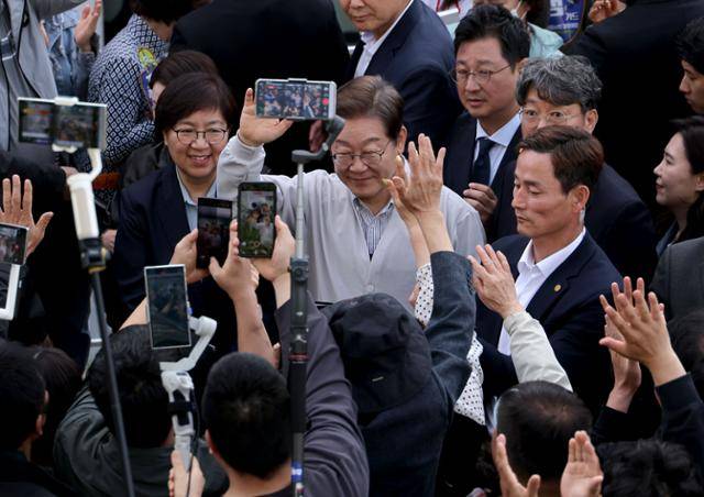 더불어민주당 이재명 대선 후보가 7일 전북 익산시 대한노인회 익산시지회에서 열린 노인회 간담회에 참석하며 지지자 및 시민들에게 인사를 하고 있다. 익산=연합뉴스