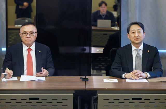 안덕근 산업통상자원부 장관(오른쪽)과 황주호 한국수력원자력 사장이 6일 체코 프라하에서 열린 기자단 간담회에 참석해 두코바니 원전 계약 상황에 대해 설명하고 있다. 산업통상자원부 제공
