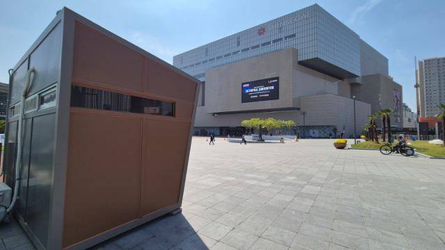 7일 동대구역광장 한쪽에 박정희 전 대통령 동상을 감시하는 초소가 세워져 있다. 대구=김재현 기자