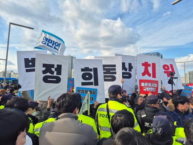 지난해 12월 23일 동대구역광장에서 박정희 동상 설치에 반대하는 시민단체 회원들이 손팻말을 들고 강력히 항의하고 있다. 대구=김재현 기자