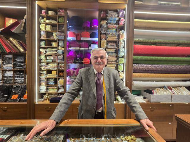 차기 교황을 선출하는 추기경단 비밀 회의 콘클라베가 바티칸에서 시작된 7일 바티칸 인근에 위치한 이탈리아 로마의 제의 전문점 '만치넬리 클레르지'에서 이곳을 60년 넘게 운영해 온 재단사 라니에로 만치넬리가 한국일보와 인터뷰하고 있다. 그는 차기 교황의 제의를 만든 것으로 알려지면서 최근 전 세계 언론으로부터 높은 관심을 받았다. 로마=신은별 특파원