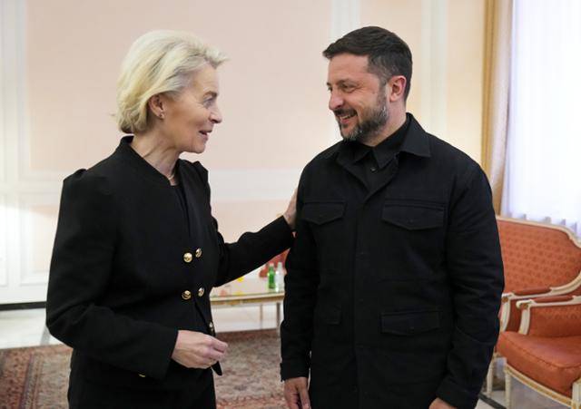 우르줄라 폰데어라이엔(왼쪽) 유럽연합(EU) 집행위원장과 볼로디미르 젤렌스키 우크라이나 대통령이 프란치스코 교황 장례식 후인 지난달 26일 이탈리아 로마에서 만나고 있다. 로마=EPA 연합뉴스