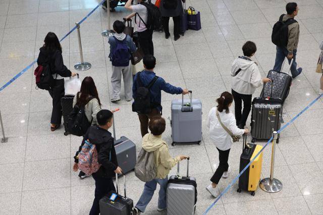 6일 인천국제공항 제1터미널 도착층에서 여행객들이 이동하고 있다. 뉴시스