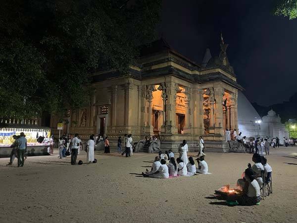 저녁 시간 한 스리랑카 가족이 켈라니야 사원을 방문해 기도 하고 있다./사진=이슬비 기자