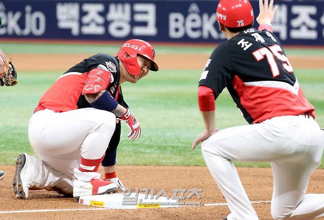 2025 KB0리그 프로야구 키움히어로즈와 KIA타이거즈의 경기가 7일 오후 서울 고척스카이돔에서 열렸다. 6회초 무사 2,3루 대타로 나온 최형우가 2타점 적시 3루타를 치고 3루에 도착해 미소짓고 있다. 고척=김민규 기자 mgkim1@edaily.co.kr /2025.05.07/