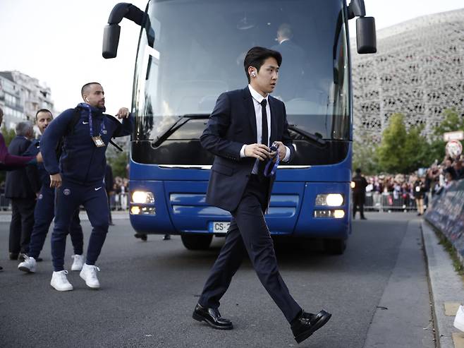 <yonhap photo-0855=""> Soccer Football - Champions League - Semi Final - Second Leg - Paris St Germain v Arsenal - Parc des Princes, Paris, France - May 7, 2025 Paris St Germain's Lee Kang-in arrives at the stadium before the match REUTERS/Benoit Tessier/2025-05-08 02:51:18/ <저작권자 ⓒ 1980-2025 ㈜연합뉴스. 무단 전재 재배포 금지, AI 학습 및 활용 금지></yonhap>