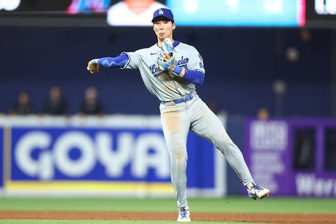 <yonhap photo-1846="">MIAMI, FLORIDA - MAY 06: Hyeseong Kim #6 of the Los Angeles Dodgers throws the ball to first base for an out against the Miami Marlins in the ninth inning at loanDepot park on May 06, 2025 in Miami, Florida. Megan Briggs/Getty Images/AFP (Photo by Megan Briggs / GETTY IMAGES NORTH AMERICA / Getty Images via AFP)/2025-05-08 05:38:16/ <저작권자 ⓒ 1980-2025 ㈜연합뉴스. 무단 전재 재배포 금지, AI 학습 및 활용 금지></yonhap>