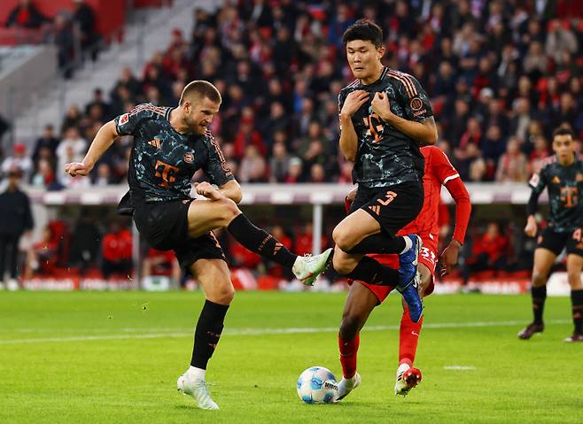 26일 프라이부르크와의 2024~25 분데스리가 19라운드서 함께 출전한 뮌헨 다이어(왼쪽)와 김민재의 모습. 다이어는 선제골을 도왔고, 김민재는 팀의 추가 골을 직접 넣었다. 로이터=연합뉴스