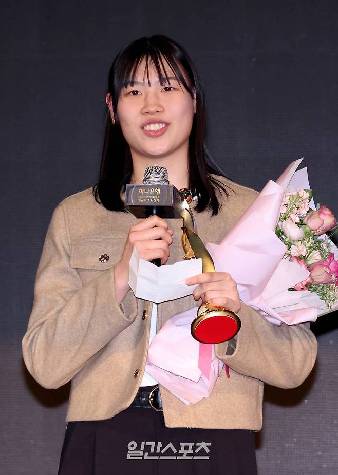 신한은행 홍유순이 24일 오후 서울 용산구 서울드래곤시티 호텔에서 열린 2024-2025 여자프로농구 정규리그 시상식에서 특별상을 수상하고 소감을 말하고 있다. 김민규 기자 mgkim1@edaily.co.kr /2025.02.24/