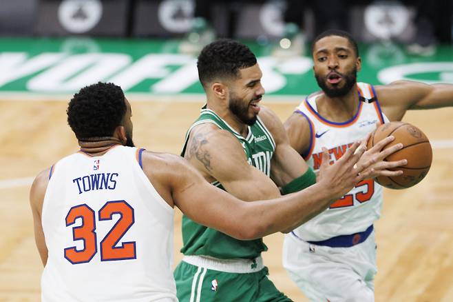 <yonhap photo-3324=""> epa12082298 Boston Celtics forward Jayson Tatum (C) drives to the basket past New York Knicks center Karl-Anthony Towns (L) and New York Knicks forward Mikal Bridges (R) during the third quarter of the Eastern Conference semifinal game two between the Boston Celtics and the New York Knicks in Boston, Massachusetts, USA, 07 May 2025. The New York Knicks lead the best-of-seven series 1-0. EPA/CJ GUNTHER SHUTTERSTOCK OUT/2025-05-08 10:19:16/ <저작권자 ⓒ 1980-2025 ㈜연합뉴스. 무단 전재 재배포 금지, AI 학습 및 활용 금지></yonhap>