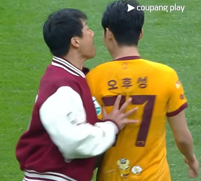 5일 김천과 경기 중 그라운드로 뛰어 들어와 오후성(오른쪽)을 질책하며 밀치는 이정효 감독. 사진=쿠팡 플레이 갈무리