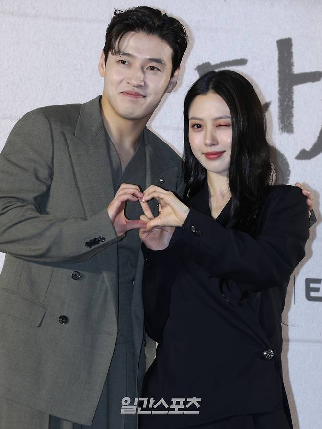 배우 강하늘, 고민시가 8일 오후 서울 마포구 스탠포드호텔에서 열린 지니TV 오리지널 '당산의 맛' 제작발표회에 참석해 포즈를 취하고 있다. '당신의 맛'은 식품 기업을 물려받기 위해 작은 식당을 인수 합병하는 '레시피 사냥꾼'이 된 재벌 상속남 한범우와 전주에서 간판도 없는 원테이블 식당을 운영 중인 똥고집 셰프 모연주의 전쟁 같은 키친 타카 성장 로맨스. 오는 12일 밤 10시 첫 방송. 서병수 기자 qudtn@edaily.co.kr /2025.05.08/