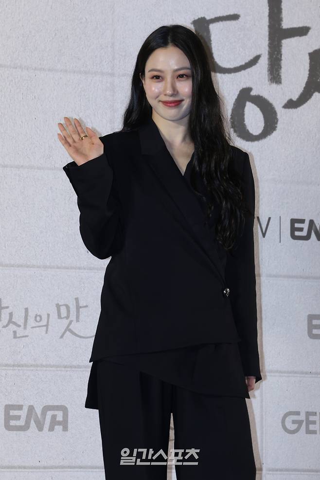 배우 고민시가 8일 오후 서울 마포구 스탠포드호텔에서 열린 지니TV 오리지널 '당산의 맛' 제작발표회에 참석해 포즈를 취하고 있다. '당신의 맛'은 식품 기업을 물려받기 위해 작은 식당을 인수 합병하는 '레시피 사냥꾼'이 된 재벌 상속남 한범우와 전주에서 간판도 없는 원테이블 식당을 운영 중인 똥고집 셰프 모연주의 전쟁 같은 키친 타카 성장 로맨스. 오는 12일 밤 10시 첫 방송. 서병수 기자 qudtn@edaily.co.kr /2025.05.08/