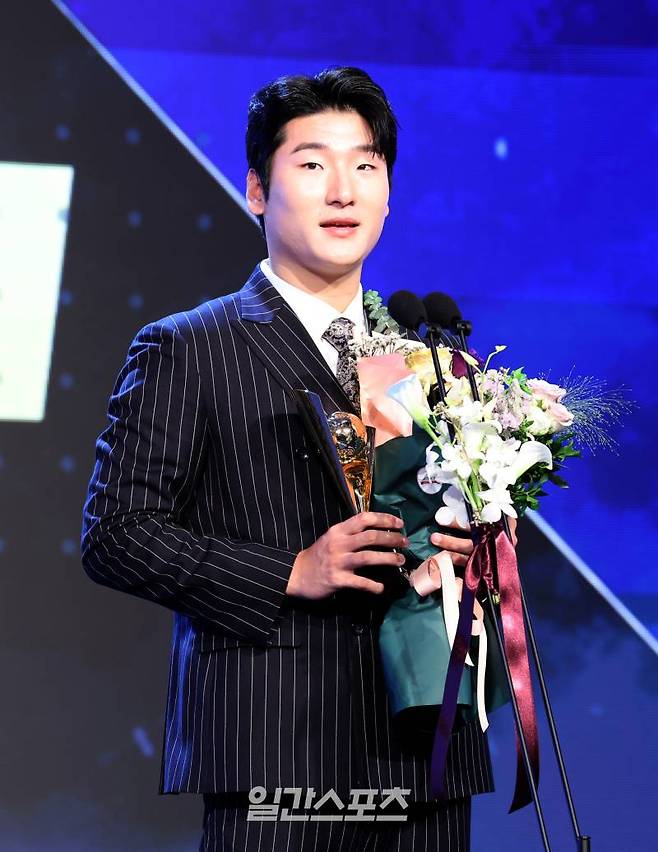 ‘2024 신한 SOL뱅크 KBO 시상식’이 26일 오후 서울 롯데호텔월드에서 열렸다. 두산 곽빈이 공동 다승왕을 수상한 뒤 소감을 얘기하고 있다. 정시종 기자 capa@edaily.co.kr /2024.11.26.