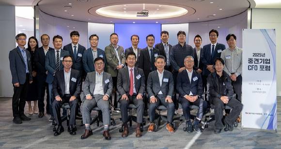 앞줄 왼쪽부터 박상민 와이씨 전무, 이도만 한국카본 이사, 김민 한국중견기업연합회 전무, 이원석 세방전지 전무, 김선종 케이피에프 부문장, 김태훈 율촌화학 CFO​ [사진=한국중견기업연합회]