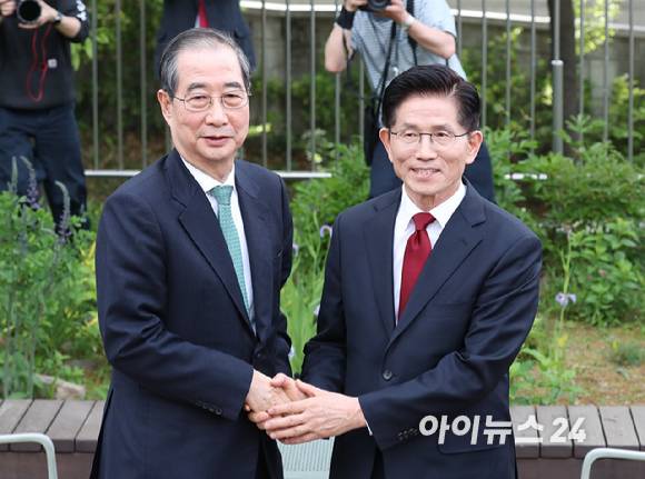 국민의힘 김문수 대선후보와 무소속 한덕수 대선 예비후보가 8일 서울 여의도 국회에서 후보 단일화와 관련해 회동하고 있다. [사진=곽영래 기자]