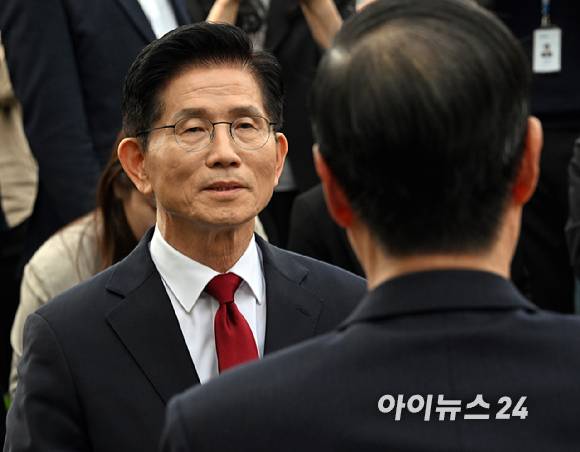 김문수 국민의힘 대통령 후보와 한덕수 무소속 대선 예비후보가 8일 오후 서울 여의도 국회 강변서재에서 후보 단일화 관련 회동을 하고 있다. [사진=곽영래 기자]