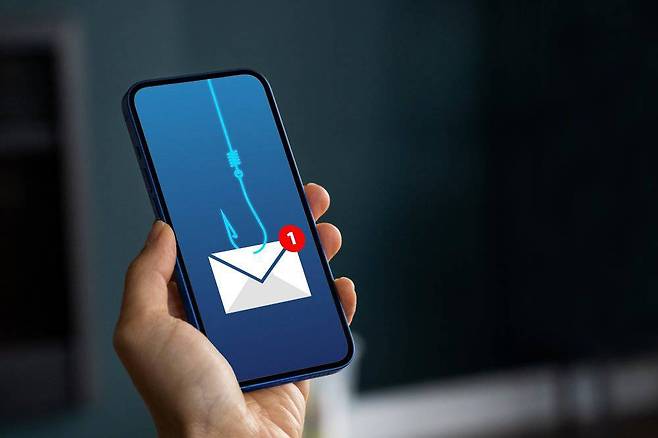 사기다 의심되면 통화 중 끊거나 증거를 수집해 신고하자. 모르는 번호는 받지 않는 것도 방법 중 하나다 / 출처=셔터스톡