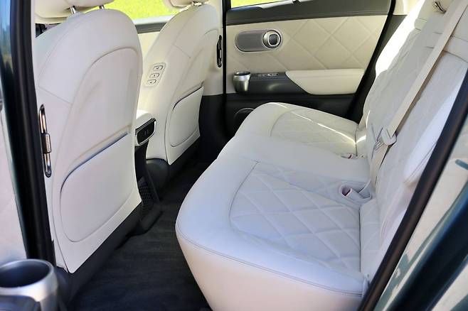 제네시스 GV60 부분변경 모델 2열 실내 / 출처=IT동아