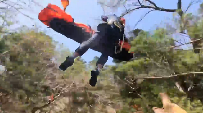 한라산 등반 중 넘어져 다친 70대 A씨가 소방헬기로 이송되는 모습. (제주소방안전본부 제공)