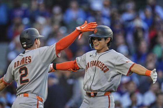 3회 투런 홈런 직후 팀 동료 윌리 아다메스(왼쪽)와 환호하는 이정후. [AP=연합뉴스]