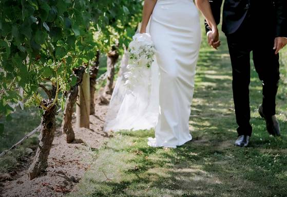 결혼식 웨딩 촬영을 하고 있는 한 커플. AFP=연합뉴스