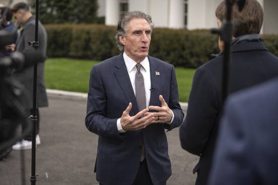 더그 버검 미국 내무부 장관이 지난달 10일(현지시간) 워싱턴 DC 백악관에서 취재진과 대화하고 있다. AP=연합뉴스