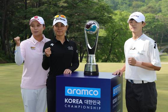 아람코 챔피언십 우승 트로피를 두고 함께 포즈를 취한 김효주, 대니엘 강, 박성현(왼쪽부터). 연합뉴스