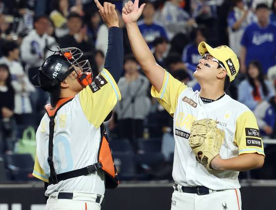 한화의 9연승을 완성한 뒤 세리머니하는 한화 마무리 투수 김서현(오른쪽)과 포수 이재원. 연합뉴스