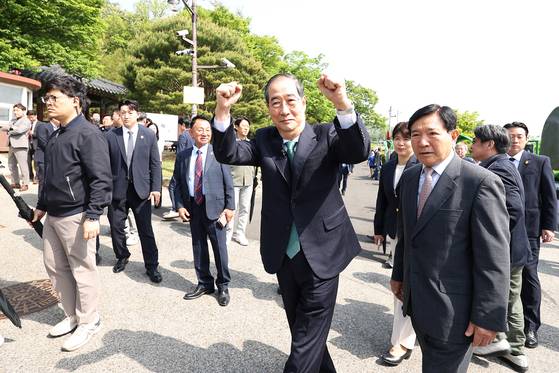 한덕수 무소속 대선 예비후보가 8일 오전 경북 구미시 박정희 전 대통령 생가를 방문하고 있다. 뉴스1