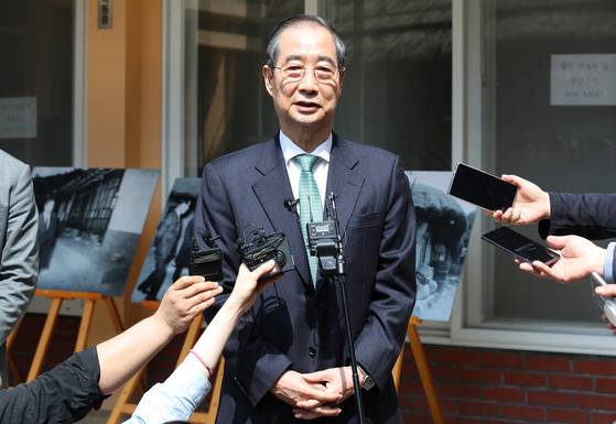 한덕수 무소속 대선 예비후보가 8일 오전 경북 구미시 박정희 전 대통령 생가를 찾아 참배한 뒤 취재진 질문에 답하고 있다. 뉴스1