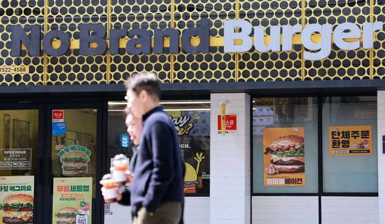 노브랜드 버거 매장 앞으로 시민들이 지나가고 있다. 뉴시스