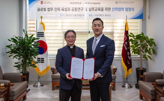 (좌측부터) 서강대 심종혁 총장, 제이씨엔컴퍼니그룹 존청(John Chung) 대표변호사