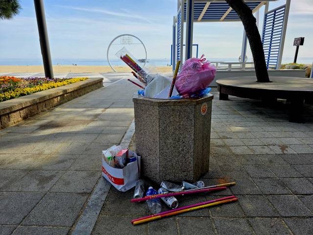 ▲ 7일 경포 해변 광장 인근에 폭죽, 캔, 플라스틱, 배달 음식류 등 분리수거 안 된 쓰레기들이 버려져 있다.(왼쪽 사진) 이날 경포 해변 송림 안에도 분리수거 안 된 쓰레기들이 눈에 띈다.  황선우 기자