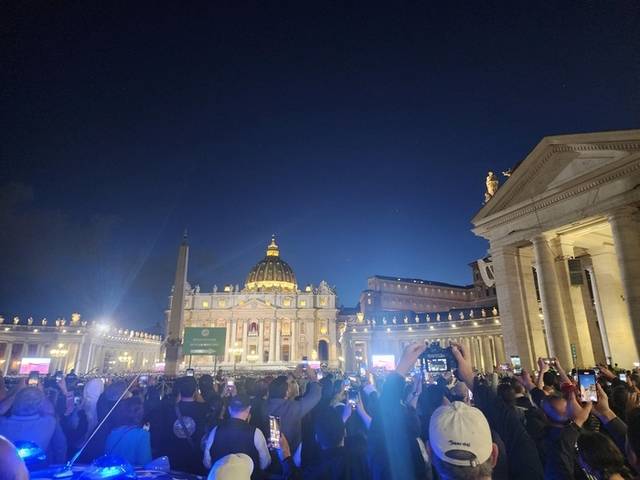 ▲ 7일(현지시간) 바티칸 성 베드로 광장에 모인 사람들이 시스티나 성당 굴뚝에서 나오는 검은 연기를 지켜보며 촬영하고 있다. 연합뉴스