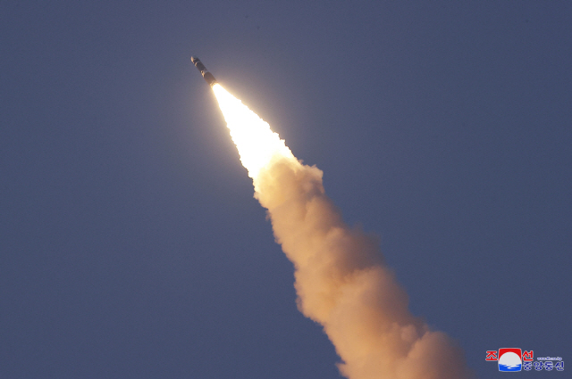 ▲ 지난해 11월 1일 조선중앙통신이 보도한 지난 10월 31일 신형 대륙간탄도미사일(ICBM) ‘화성포-19형’ 시험발사 모습. 연합뉴스