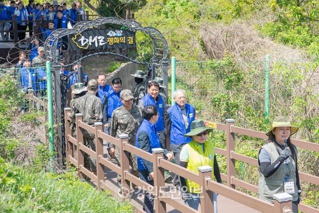 ▲ 유인촌 장관이 함명준 고성군수와 최북단 고성 DMZ 평화의 길 A코스를 출발하고 있다.