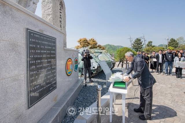 ▲ 유인촌 장관이 평화의 길 탐방에 앞서 351고지 전토 전적비에 헌화하고 있다.