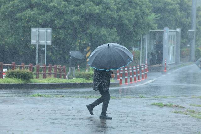 ▲ 제주 서귀포시 남원읍 하례리 입구에서 우산을 쓴 시민들이 길을 가고 있다. [연합뉴스 자료사진]