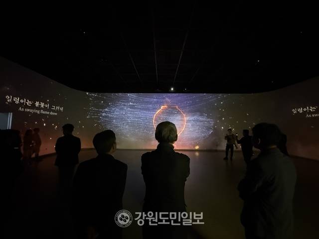 ▲ 유인촌 문화체육관광부 장관이 8일 양구 백자박물관(관장 정두섭)을 방문해 전시된 작품들을 관람하고 있다. 박재혁 기자