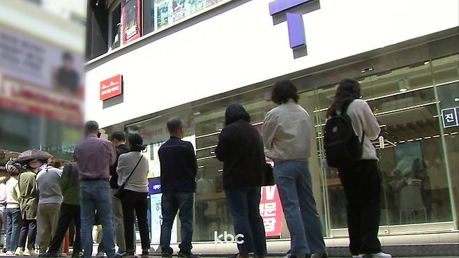 ▲ 유심 교체를 위해 SK텔레콤 대리점 앞에 줄 서 있는 시민들의 모습