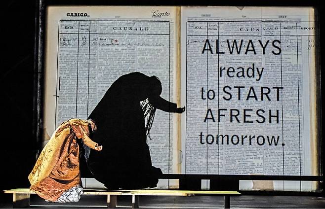 윌리엄 켄트리지의 대표작 ‘시빌’ 공연 장면.  /©Stella Olivier