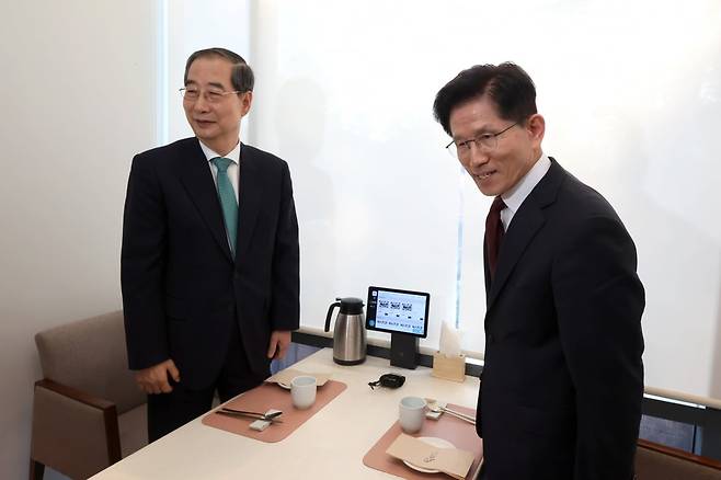 '단일화 회동'하는 김문수 국민의힘 대선 후보와 무소속 한덕수 예비후보. /사진=연합뉴스