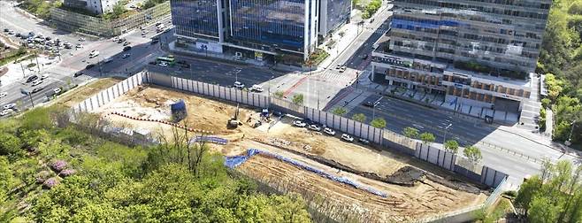 < 400억 웃돈 붙은 ‘전기 받는 땅’ > P 자산운용사가 데이터센터를 짓기 위해 매입한 서울 항동 공사장에 지난달 28일 가림막이 둘러쳐져 있다. 이 땅은 80㎿ 규모 전기를 공급받기로 한국전력과 계약돼 400억원의 웃돈이 붙어 거래됐다. /임형택 기자